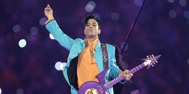 Der im April vrestorbene Sänger Prince auf der Bühne Der im April vrestorbene Sänger Prince auf der Bühne