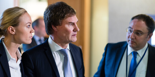 Carsten Maschmeyer (m) zwischen zwei anderen Personen Carsten Maschmeyer (m) zwischen zwei anderen Personen