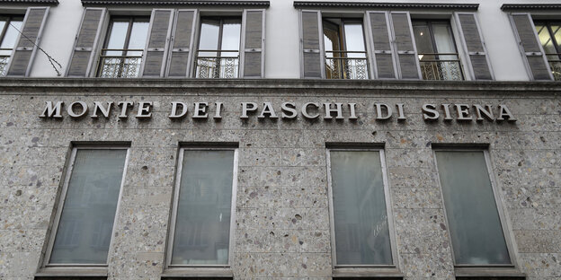 Die Fassade von Monte Dei Paschi di Siena Die Fassade von Monte Dei Paschi di Siena