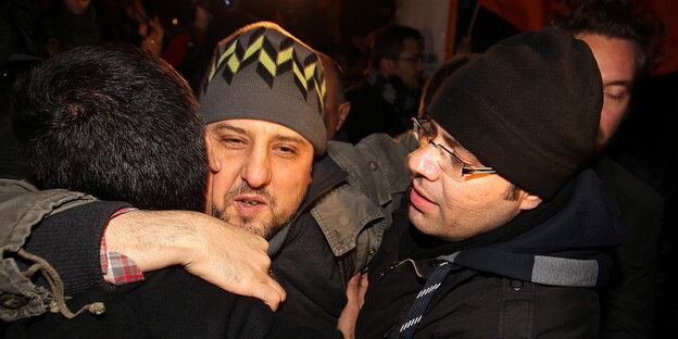 Der türkische Journalist Ahmet Şık umarmt zwei Freunde als er 2012 aus der Haft entlassen wird Der türkische Journalist Ahmet Şık umarmt zwei Freunde als er 2012 aus der Haft entlassen wird