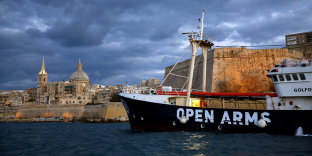 Ein Schiff der spanischen Nichtregierungsorganisation Proactiva Open Arms verlässt am 3- Dezember 2016 den Hafen von Malta Ein Schiff der spanischen Nichtregierungsorganisation Proactiva Open Arms verlässt am 3- Dezember 2016 den Hafen von Malta
