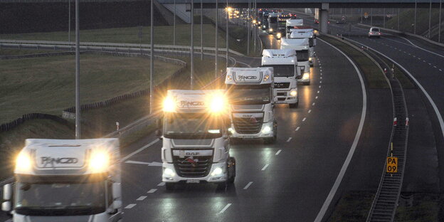 Lkws auf einer Autobahn Lkws auf einer Autobahn