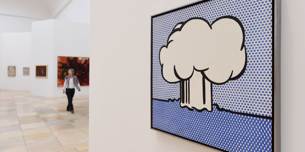 Eine Kunstausstellung. Zu sehen ist ein blau-weißes Bild im Pop-Art-Stil Eine Kunstausstellung. Zu sehen ist ein blau-weißes Bild im Pop-Art-Stil