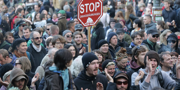 Eine Menschenmenge auf einer Demo, mitten drin ein Schild "Stop Zwangsräumungen" Eine Menschenmenge auf einer Demo, mitten drin ein Schild "Stop Zwangsräumungen"