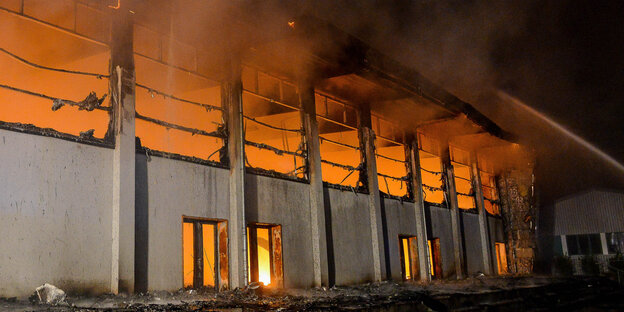 Eine brennende Turnhalle in Nauen