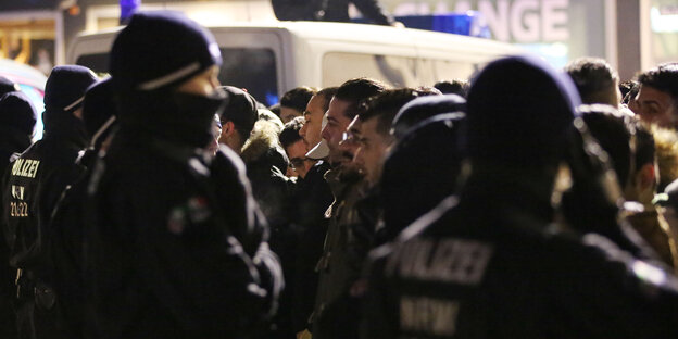 In der Silvesternacht vor dem Hauptbahnhof in Köln: Polizisten kontrollieren Personen In der Silvesternacht vor dem Hauptbahnhof in Köln: Polizisten kontrollieren Personen