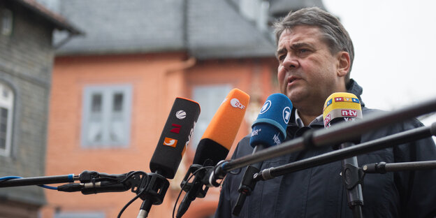 Sigmar Gabriel steht vor Mikronfonen und gibt ein Presse-Statement ab. Sigmar Gabriel steht vor Mikronfonen und gibt ein Presse-Statement ab.