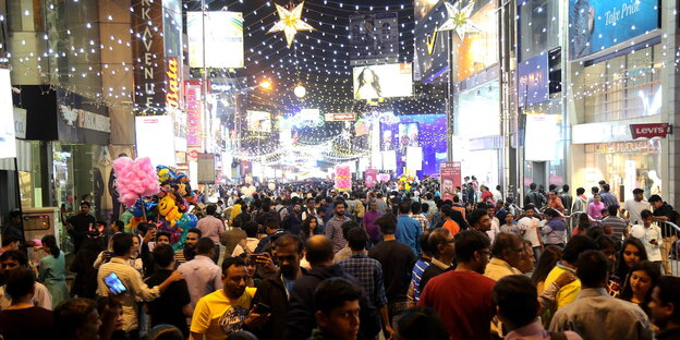 Hunderte auf den festlich erleuchteten Straßen von Bangalore Hunderte auf den festlich erleuchteten Straßen von Bangalore