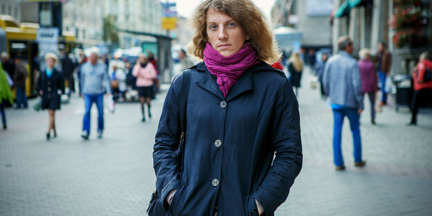 Die transsexuelle Alina Meier steht in einer Fußgängerzone in Weißrussland Die transsexuelle Alina Meier steht in einer Fußgängerzone in Weißrussland