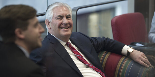 Rex Tillerson sitzt auf einem Sofa und lacht breit Rex Tillerson sitzt auf einem Sofa und lacht breit