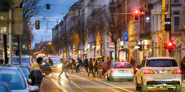 Eine belebte und viel befahrene Straße in der Abenddämmerung