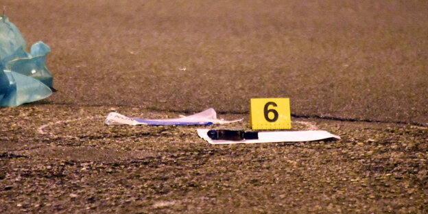 Am Tatort in Mailand, an dem Anis Amri getötet wurde, steht ein gelbes Schild mit der Nummer 6 Am Tatort in Mailand, an dem Anis Amri getötet wurde, steht ein gelbes Schild mit der Nummer 6