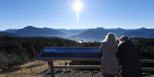 Zwei Frauen betrachten ein Bergpanorma Zwei Frauen betrachten ein Bergpanorma