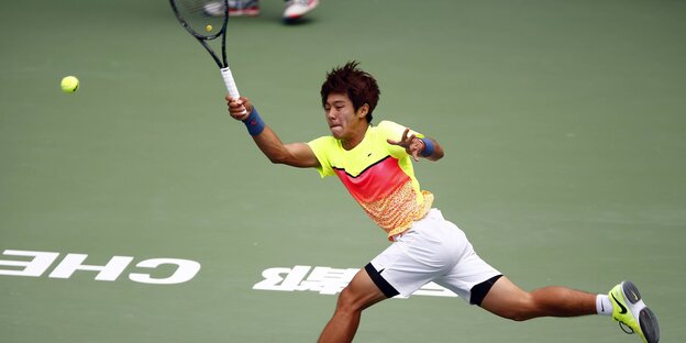 Duck Hee Lee reckt den Schläger nach einem Ball Duck Hee Lee reckt den Schläger nach einem Ball