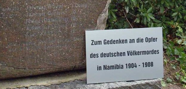 Auf einem Gedenkschild steht: Zum Gedenken an die Opfer des deutschen Völkermordes in Namibia 1904 bis 1908 Auf einem Gedenkschild steht: Zum Gedenken an die Opfer des deutschen Völkermordes in Namibia 1904 bis 1908