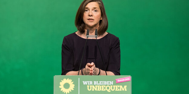 Katrin Göring-Eckhardt steht hinter einem Pult, auf dem steht „Wir bleiben unbequem“ Katrin Göring-Eckhardt steht hinter einem Pult, auf dem steht „Wir bleiben unbequem“