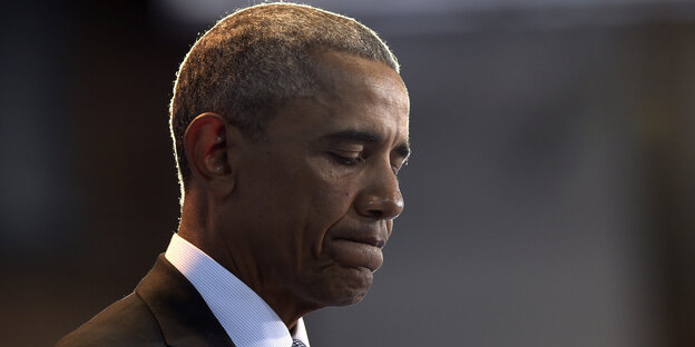 Obama beißt sich auf die Unterlippe und guckt nach unten Obama beißt sich auf die Unterlippe und guckt nach unten