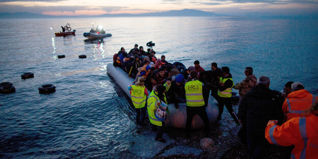 Flüchtlinge erreichen Griechenland per Boot Flüchtlinge erreichen Griechenland per Boot