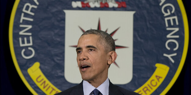 Barack Obama steht am Pult vor der CIA. Barack Obama steht am Pult vor der CIA.