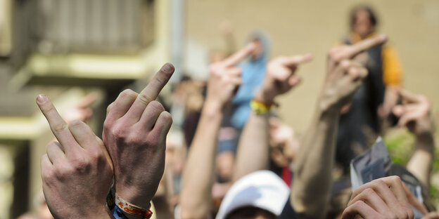nach oben estreckte Hände mit ausgestrecktem Mittelfinger nach oben estreckte Hände mit ausgestrecktem Mittelfinger