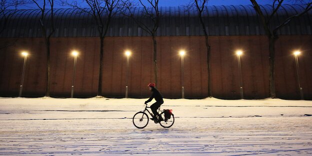 Radfahrer im Schnee