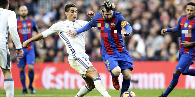 Die Fußballspieler Lionel Messi und Cristiano Ronaldo kämpfen um den Ball Die Fußballspieler Lionel Messi und Cristiano Ronaldo kämpfen um den Ball