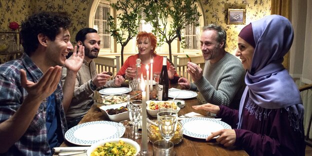 "Tatort"-Kommisar Brix und seine Vermieterin sitzen mit ihren Gästen aus einer Flüchtlingsunterkunft beim Abendessen zusammen "Tatort"-Kommisar Brix und seine Vermieterin sitzen mit ihren Gästen aus einer Flüchtlingsunterkunft beim Abendessen zusammen