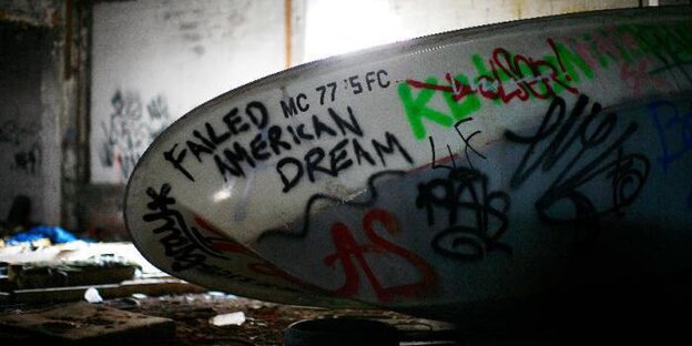 Ein mit Graffiti übersätes Boot Ein mit Graffiti übersätes Boot