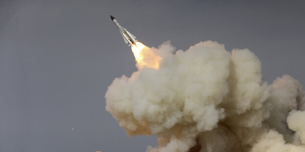 Eine Missile-Rakete steigt auf und wirbelt gehörig Staub auf Eine Missile-Rakete steigt auf und wirbelt gehörig Staub auf