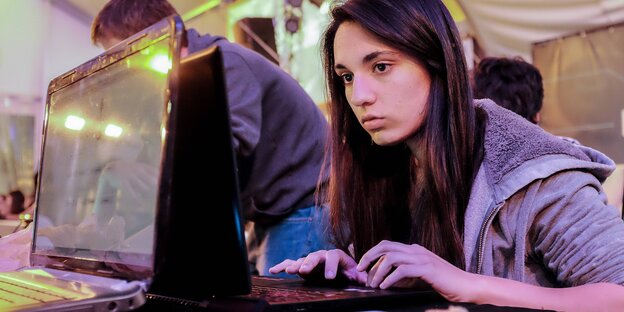 junge Frau vor einem Computer junge Frau vor einem Computer