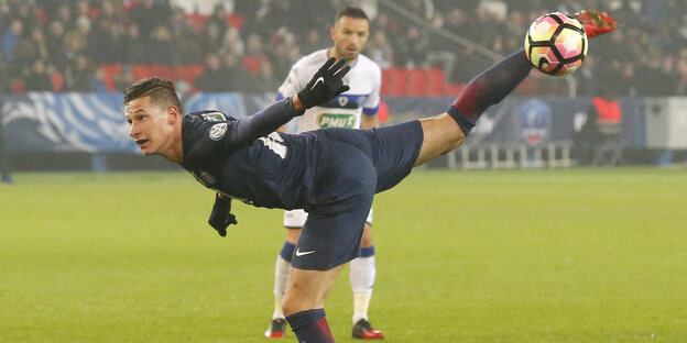 Mit der Ferse und in luftiger Höhe kickt Julian Draxler den Ball Mit der Ferse und in luftiger Höhe kickt Julian Draxler den Ball