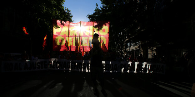 Ein Demonstrationszug der Arbeiterpartei in der Dämmerung von Buenos Aires Ein Demonstrationszug der Arbeiterpartei in der Dämmerung von Buenos Aires