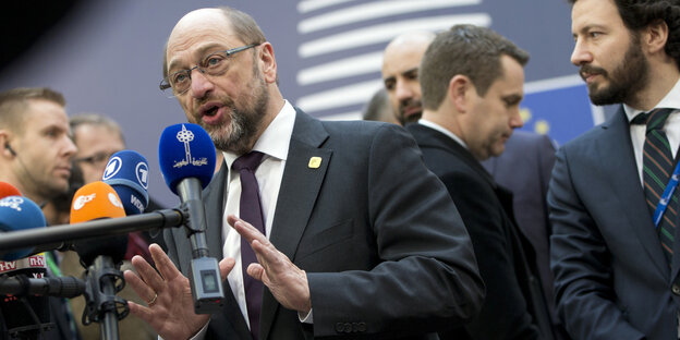 Martin Schulz steht vor einem Mikro und gestikuliert Martin Schulz steht vor einem Mikro und gestikuliert