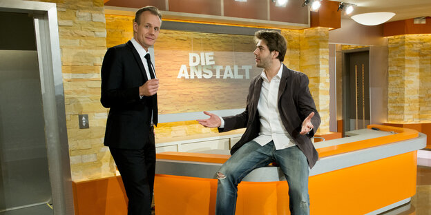Die Moderatoren Max Uthoff und Claus von Wagner stehen in der Kulisse der ZDF-Anstalt Die Moderatoren Max Uthoff und Claus von Wagner stehen in der Kulisse der ZDF-Anstalt