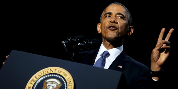 US-Präsident Barack Obama staht am Renderpult und hält zwei Finger in die Höhe US-Präsident Barack Obama staht am Renderpult und hält zwei Finger in die Höhe