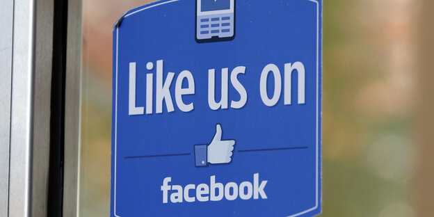 Ein Schild fordert dazu auf, einen Ort auf Facebook zu "liken" Ein Schild fordert dazu auf, einen Ort auf Facebook zu "liken"