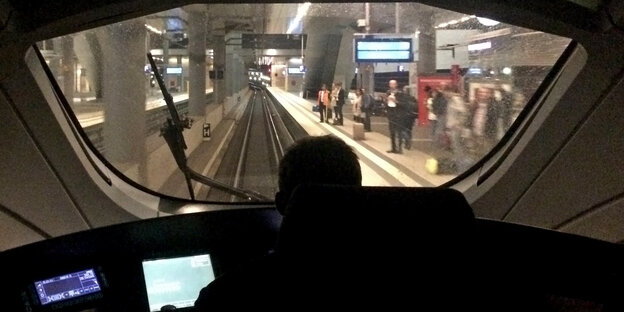 Blick über die Schulter eines Lokführers, während der Zug in den Bahnhof einrollt Blick über die Schulter eines Lokführers, während der Zug in den Bahnhof einrollt