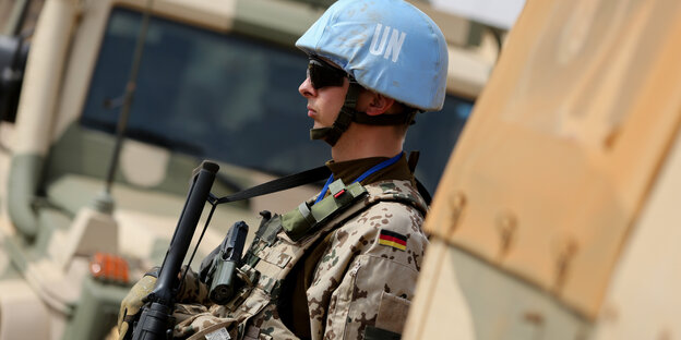Bundeswehrsoldat mit blauen UN-Helm Bundeswehrsoldat mit blauen UN-Helm