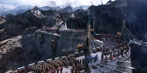 Eine Filmszene zeigt Soldaten und Soldatinnen auf der Chinesischen Mauer Eine Filmszene zeigt Soldaten und Soldatinnen auf der Chinesischen Mauer