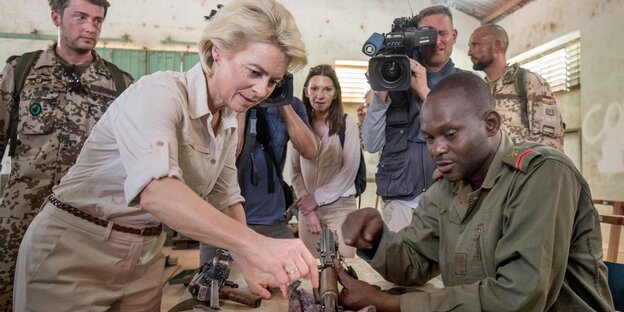Ursula von der Leyen lässt sich ein Gewehr zeigen Ursula von der Leyen lässt sich ein Gewehr zeigen