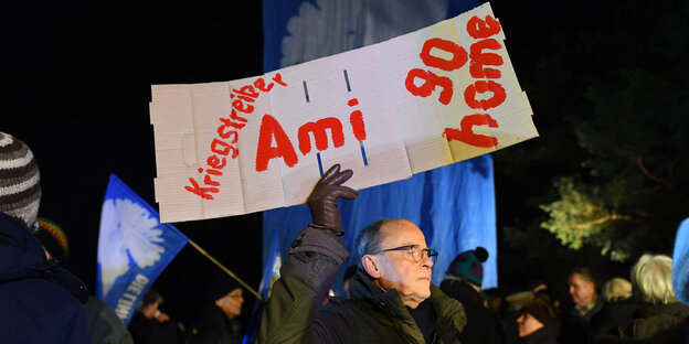 Demonstrant mit Schild: "Ami go home" Demonstrant mit Schild: "Ami go home"
