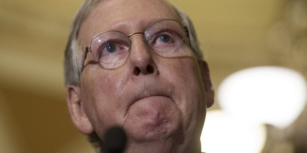 Der Politiker Mitch McConnell vor einem Mikrofon Der Politiker Mitch McConnell vor einem Mikrofon