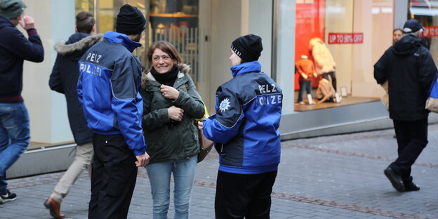 Mitarbeiter des Tierschutzbüros auf der Straße mit einer Passantin Mitarbeiter des Tierschutzbüros auf der Straße mit einer Passantin
