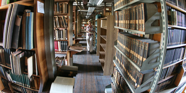 Voll gestellte Bücherregale in einer Bibliothek Voll gestellte Bücherregale in einer Bibliothek