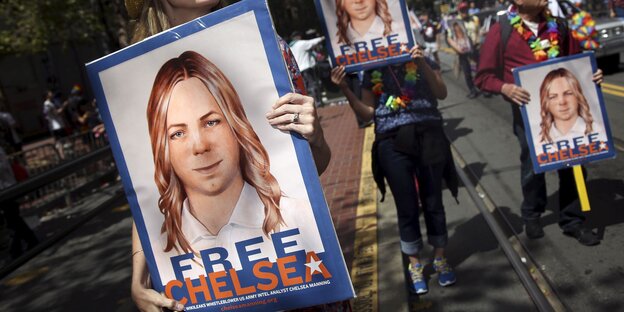 Demonstrantinnen tragen Plakate mit dem Gesicht Chelsea Mannings. Auf ihnen steht: "Free Chelsea" Demonstrantinnen tragen Plakate mit dem Gesicht Chelsea Mannings. Auf ihnen steht: "Free Chelsea"