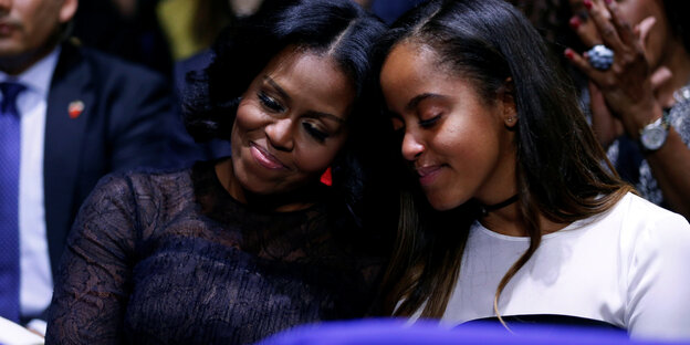 Michelle und Malia Obama legen die Köpfe zärtlich zusammen Michelle und Malia Obama legen die Köpfe zärtlich zusammen