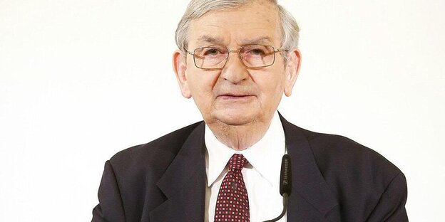 Ein Mann, es ist Ari Rath, blickt in die Kamera Ein Mann, es ist Ari Rath, blickt in die Kamera