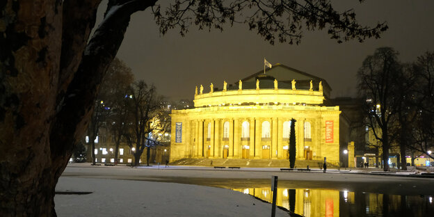 Im Abendlicht glänzt das Opernhaus Stuttgarts wie Gold Im Abendlicht glänzt das Opernhaus Stuttgarts wie Gold