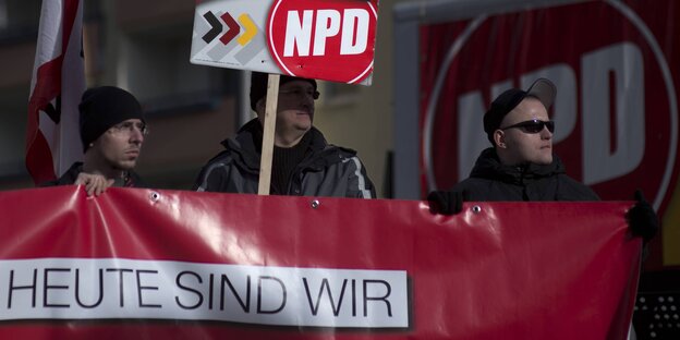 NPDler halten ein Banner mit der Aufschrift „Heute sind wir" NPDler halten ein Banner mit der Aufschrift „Heute sind wir"