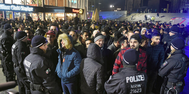 Männer, eingekesselt von der Polizei vor dem Kölner Hauptbahnhof Männer, eingekesselt von der Polizei vor dem Kölner Hauptbahnhof